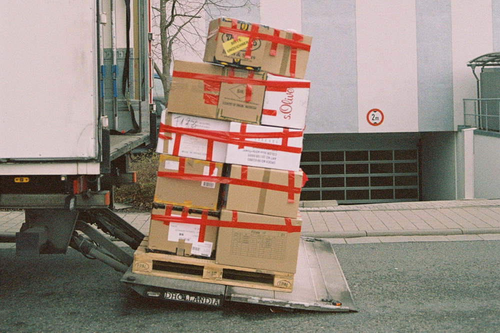 Moving to Kamloops: photo showing moving truck and boxes